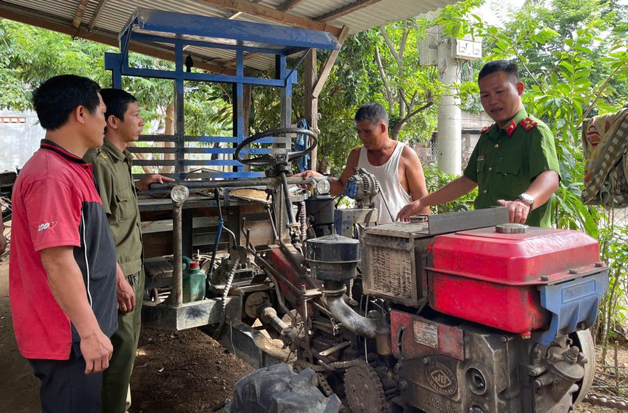 Công an thị trấn Phú Thiện tuyên truyền Luật Giao thông đường bộ cho ông Nay Luin (thị trấn Phú Thiện)-Chủ xe công nông. Ảnh: M.P Công an thị trấn Phú Thiện tuyên truyền Luật Giao thông đường bộ cho ông Nay Luin (thị trấn Phú Thiện)-Chủ xe công nông. Ảnh: M.P