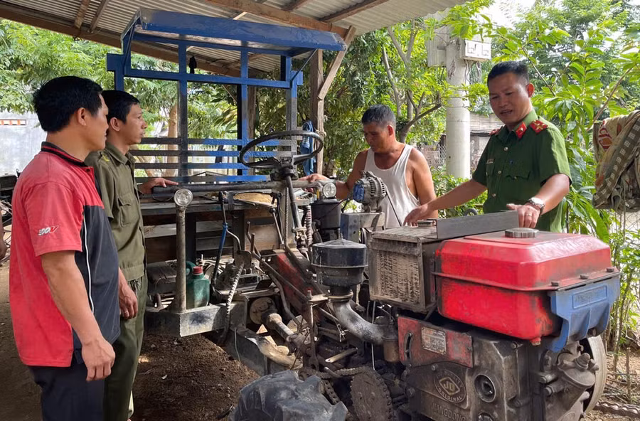 Công an thị trấn Phú Thiện tuyên truyền Luật Giao thông đường bộ cho ông Nay Luin (thị trấn Phú Thiện)-Chủ xe công nông. Ảnh: M.P