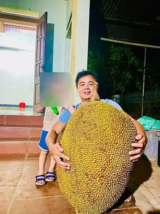 Anh Tuyền ôm trái mít nhưng không hết. Ảnh NVCC Anh Tuyền ôm trái mít nhưng không hết. Ảnh NVCC