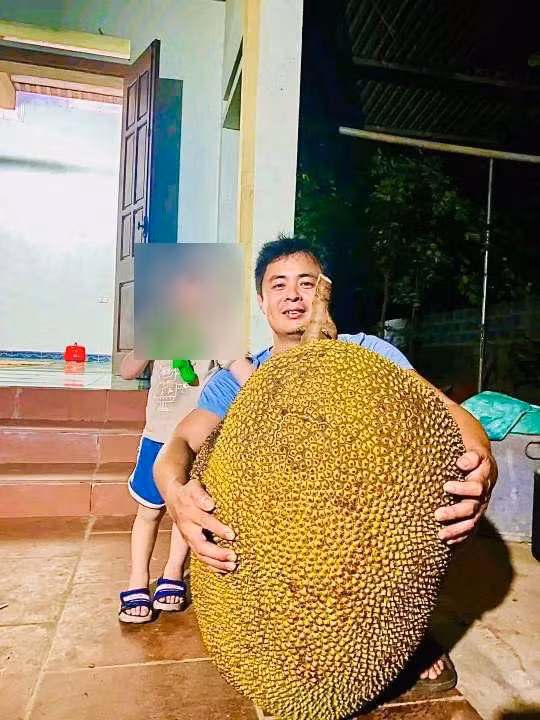 Anh Tuyền ôm trái mít nhưng không hết. Ảnh NVCC