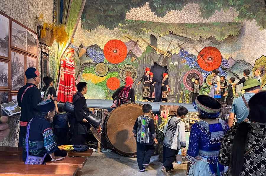 Show diễn nhạc cụ dân tộc ở bản Cát Cát. Ảnh: KHANG KA