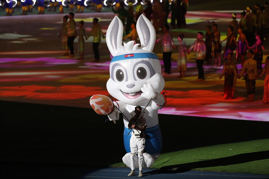 1 trong 2 linh vật của SEA Games 32, chú thỏ đực Borey Borey tay trái cầm ngọn đuốc tượng trưng cho sự mạnh mẽ, thông minh, chính trực, quyết tâm giành vinh quang. Trong khi đó, thỏ cái Rumduol hai tay chắp trước ngực chào tượng trưng cho sự lạc quan, mến khách. 1 trong 2 linh vật của SEA Games 32, chú thỏ đực Borey Borey tay trái cầm ngọn đuốc tượng trưng cho sự mạnh mẽ, thông minh, chính trực, quyết tâm giành vinh quang. Trong khi đó, thỏ cái Rumduol hai tay chắp trước ngực chào tượng trưng cho sự lạc quan, mến khách.