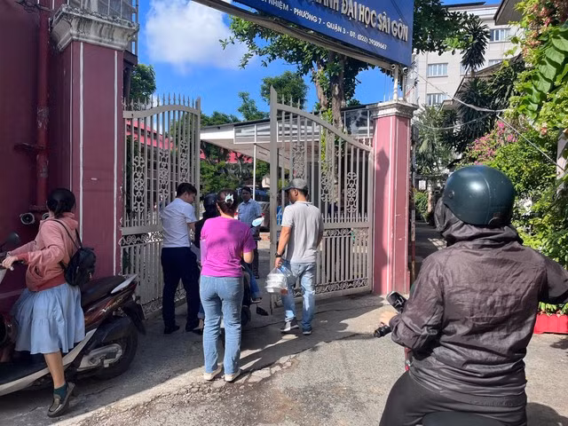 Dù đến từ sáng sớm, nhiều phụ huynh ở luôn lại trường chờ đến giờ phát hồ sơ