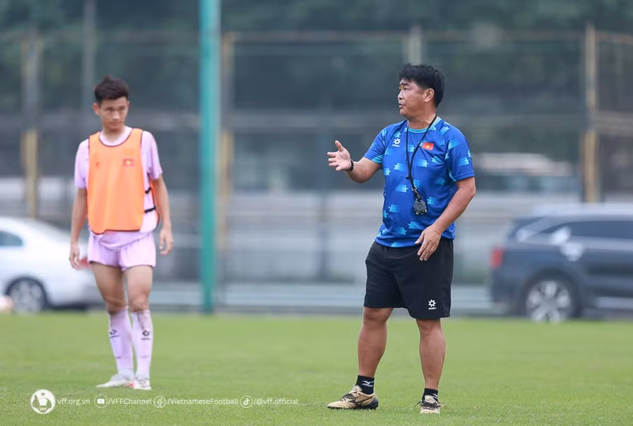 HLV Trần Minh Chiến huấn luyện đội tuyển U17 Việt Nam tại đợt tập trung tháng 4/2024. (Nguồn: VFF)