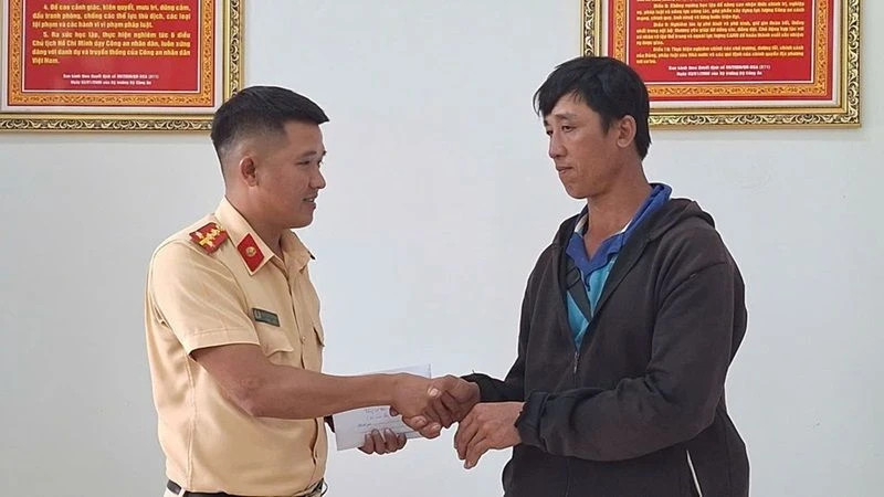 Đại úy Kiều Thanh Hùng, cán bộ Đội Cảnh sát giao thông đường bộ số 2, Phòng Cảnh sát giao thông, Công an tỉnh Đắk Lắk bàn giao số tiền 29 triệu đồng cho anh Phan Ngọc Hùng. (Ảnh: CTV) Đại úy Kiều Thanh Hùng, cán bộ Đội Cảnh sát giao thông đường bộ số 2, Phòng Cảnh sát giao thông, Công an tỉnh Đắk Lắk bàn giao số tiền 29 triệu đồng cho anh Phan Ngọc Hùng. (Ảnh: CTV)