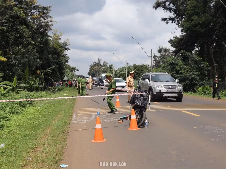 Lực lượng chức năng kiểm tra hiện trường vụ tai nạn. (Nguồn: Báo Đắk Lắk)