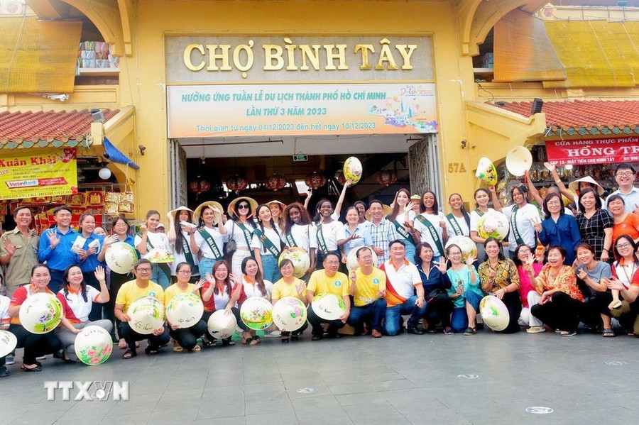 Khách tham quan điểm đến trong Tuần lễ Du lịch Thành phố Hồ Chí Minh lần 3. (Ảnh: Mỹ Phương/TTXVN) Khách tham quan điểm đến trong Tuần lễ Du lịch Thành phố Hồ Chí Minh lần 3. (Ảnh: Mỹ Phương/TTXVN)