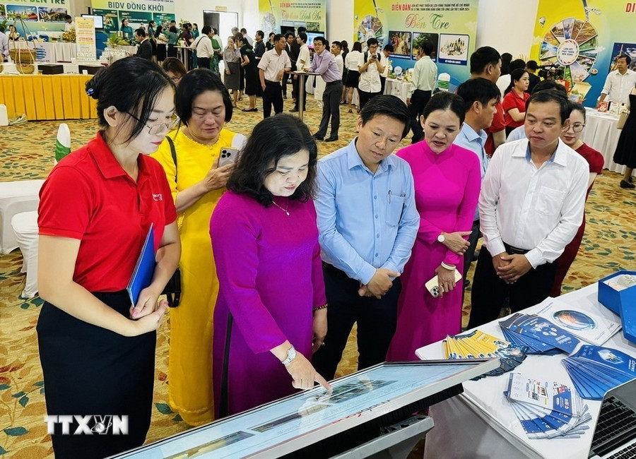 Lãnh đạo tỉnh Bến Tre tham quan khu trưng bày, giới thiệu mô hình đổi mới sáng tạo; chuyển đổi số du lịch và sản phẩm OCOP của doanh nghiệp lữ hành các tỉnh, thành. (Ảnh: Công Trí/TTXVN) Lãnh đạo tỉnh Bến Tre tham quan khu trưng bày, giới thiệu mô hình đổi mới sáng tạo; chuyển đổi số du lịch và sản phẩm OCOP của doanh nghiệp lữ hành các tỉnh, thành. (Ảnh: Công Trí/TTXVN)