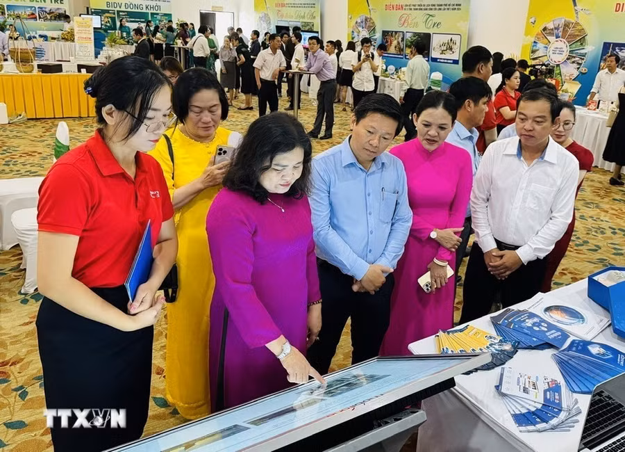 Lãnh đạo tỉnh Bến Tre tham quan khu trưng bày, giới thiệu mô hình đổi mới sáng tạo; chuyển đổi số du lịch và sản phẩm OCOP của doanh nghiệp lữ hành các tỉnh, thành. (Ảnh: Công Trí/TTXVN)