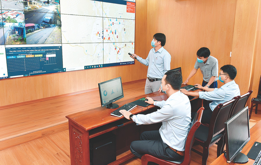 Kỹ thuật viên xử lý thông tin hình ảnh qua camera tại Trung tâm Điều hành đô thị thông minh TP. Pleiku. Ảnh: Đức Thụy Kỹ thuật viên xử lý thông tin hình ảnh qua camera tại Trung tâm Điều hành đô thị thông minh TP. Pleiku. Ảnh: Đức Thụy