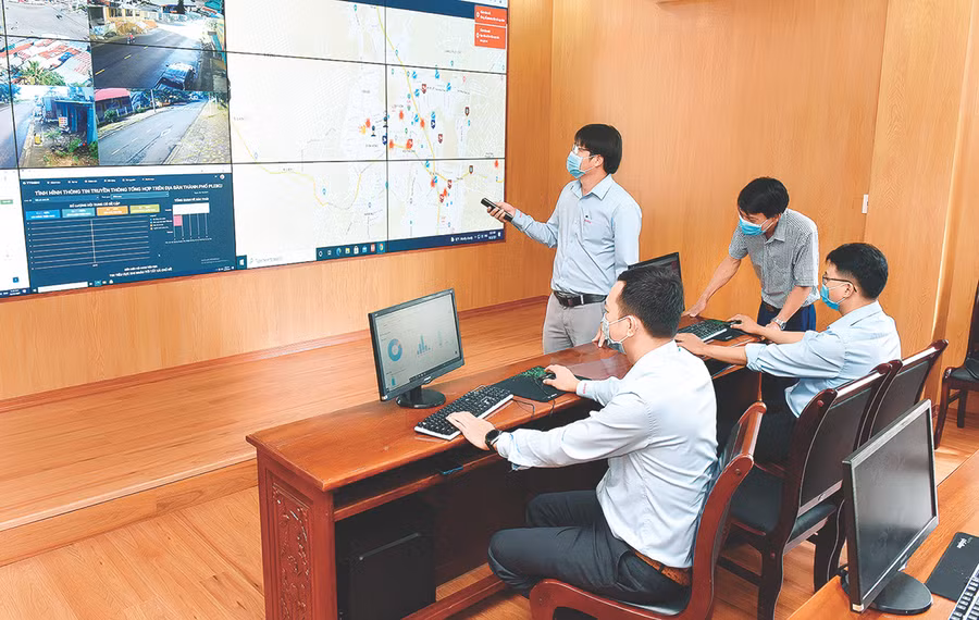 Kỹ thuật viên xử lý thông tin hình ảnh qua camera tại Trung tâm Điều hành đô thị thông minh TP. Pleiku. Ảnh: Đức Thụy