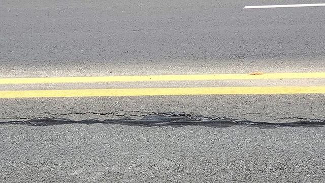 Chưa thể xác định cụ thể nguyên nhân xuất hiện vết nứt này. Ảnh Gia Bình Chưa thể xác định cụ thể nguyên nhân xuất hiện vết nứt này. Ảnh Gia Bình