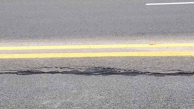 Chưa thể xác định cụ thể nguyên nhân xuất hiện vết nứt này. Ảnh Gia Bình