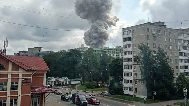 Khói bốc lên sau vụ nổ kho pháo hoa ở thành phố Sergiyev Posad. (Ảnh: TASS)