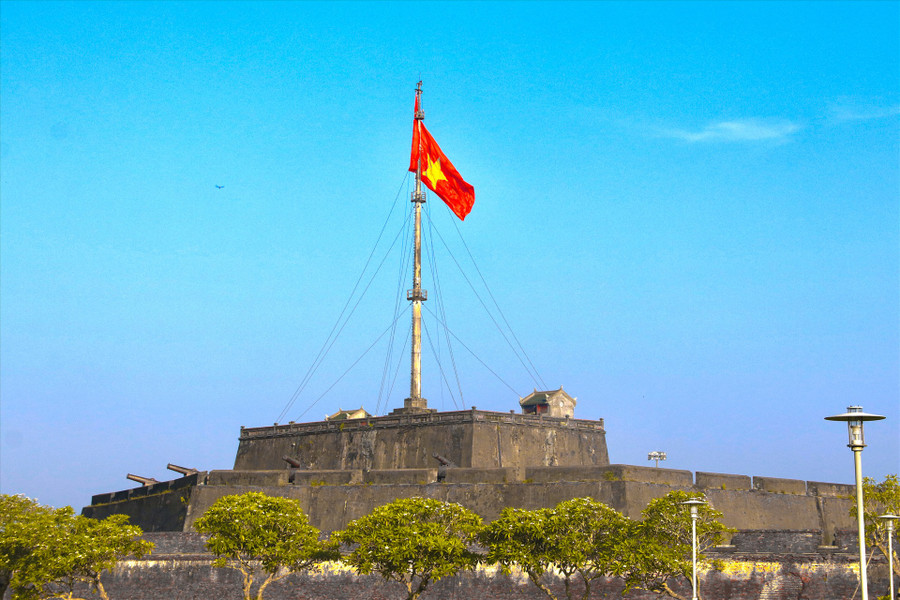 Kỳ đài gồm có hai phần chính là đài cờ và cột cờ. Phần đài cờ có 3 tầng chóp cụt xếp chồng lên nhau. Tầng 1 có chiều cao hơn 5,5m, tầng 2 cao khoảng 6m và tầng thứ 3 cao hơn 6m. Tổng độ cao của phần cột cờ khoảng 18m. Kỳ đài gồm có hai phần chính là đài cờ và cột cờ. Phần đài cờ có 3 tầng chóp cụt xếp chồng lên nhau. Tầng 1 có chiều cao hơn 5,5m, tầng 2 cao khoảng 6m và tầng thứ 3 cao hơn 6m. Tổng độ cao của phần cột cờ khoảng 18m.