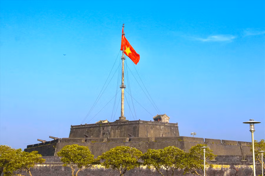 Kỳ đài gồm có hai phần chính là đài cờ và cột cờ. Phần đài cờ có 3 tầng chóp cụt xếp chồng lên nhau. Tầng 1 có chiều cao hơn 5,5m, tầng 2 cao khoảng 6m và tầng thứ 3 cao hơn 6m. Tổng độ cao của phần cột cờ khoảng 18m. Kỳ đài gồm có hai phần chính là đài cờ và cột cờ. Phần đài cờ có 3 tầng chóp cụt xếp chồng lên nhau. Tầng 1 có chiều cao hơn 5,5m, tầng 2 cao khoảng 6m và tầng thứ 3 cao hơn 6m. Tổng độ cao của phần cột cờ khoảng 18m.