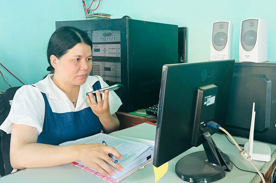 Chị Thân Lệ Quỳnh-công chức Văn hóa-Xã hội xã Tú An đọc bản tin. Ảnh: N.H Chị Thân Lệ Quỳnh-công chức Văn hóa-Xã hội xã Tú An đọc bản tin. Ảnh: N.H