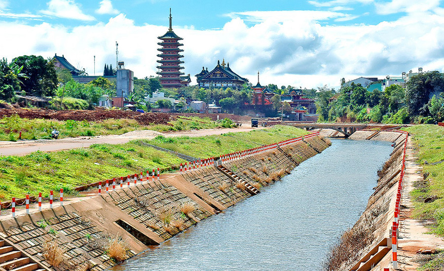 Một đoạn bờ kè suối Hội Phú. Ảnh: Đ.T