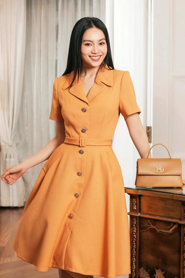 Khá gần gũi với váy sơ mi là kiểu váy có phần cổ danton. Các thiết kế này cũng tôn trọng phom dáng truyền thống của váy sơ mi với phần tùng váy dài chờm gối, hàng cúc chạy dọc thân trước và có thể điểm thêm một số chi tiết trang trí như nắp túi, hàng cúc bọc vải hay họa tiết 3D. Khá gần gũi với váy sơ mi là kiểu váy có phần cổ danton. Các thiết kế này cũng tôn trọng phom dáng truyền thống của váy sơ mi với phần tùng váy dài chờm gối, hàng cúc chạy dọc thân trước và có thể điểm thêm một số chi tiết trang trí như nắp túi, hàng cúc bọc vải hay họa tiết 3D.