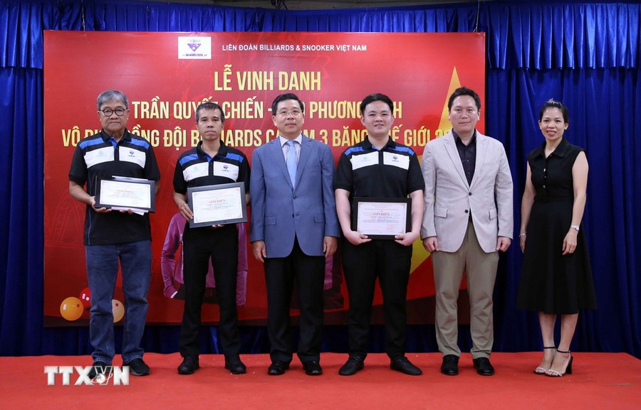 Ban Tổ chức trao giấy khen và phần thưởng cho huấn luyện viên và hai vận động viên Vô địch Billards Carom 3 băng đồng đội thế giới năm 2024 tại buổi lễ. (Ảnh: Trần Lê Lâm/TTXVN) Ban Tổ chức trao giấy khen và phần thưởng cho huấn luyện viên và hai vận động viên Vô địch Billards Carom 3 băng đồng đội thế giới năm 2024 tại buổi lễ. (Ảnh: Trần Lê Lâm/TTXVN)