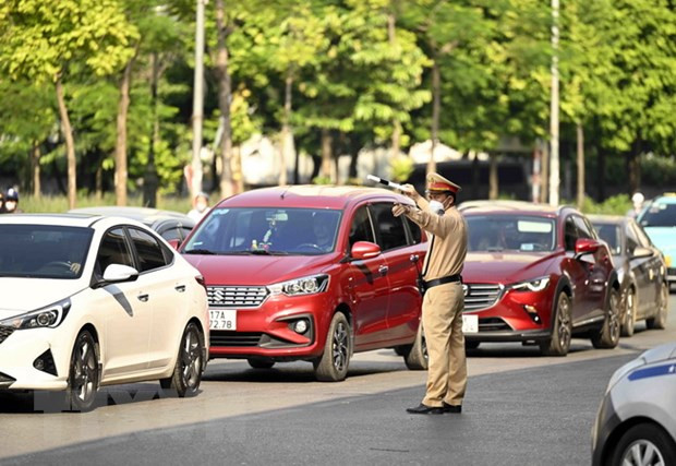 Cảnh sát giao thông phân luồng, điều tiết giao thông tại các tuyến đường cửa ngõ Thủ đô. (Ảnh: Phạm Kiên/TTXVN) Cảnh sát giao thông phân luồng, điều tiết giao thông tại các tuyến đường cửa ngõ Thủ đô. (Ảnh: Phạm Kiên/TTXVN)