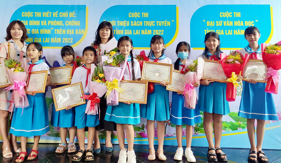 Trường Tiểu học Nguyễn Huệ (huyện Ia Grai) được trao giải trường có nhiều thí sinh đạt giải nhất tại cuộc thi &quot;Đại sứ Văn hóa đọc&quot; cấp tỉnh năm 2022. Ảnh: Lam Nguyên