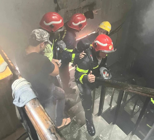 Cảnh sát hướng dẫn người bị mắc kẹt ra ngoài.