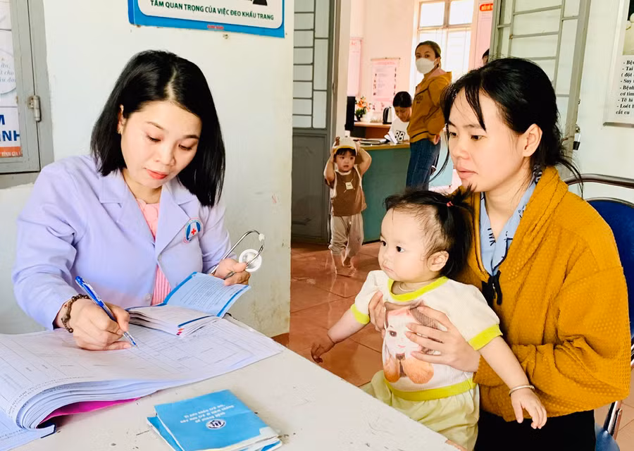 Trước những diễn biến phức tạp của dịch bệnh, việc Bộ Y tế kịp thời cấp vắc xin để các tỉnh thành khẩn trương lấp lỗ hổng tiêm chủng là điều vô cùng cấp bách. Ảnh: Như Nguyện