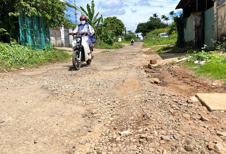 Đường hẻm 125 Trường Sa (phường Ia Kring, TP. Pleiku) có nhiều đoạn bị hư hỏng gây khó khăn cho việc đi lại của người dân. Ảnh: M.P