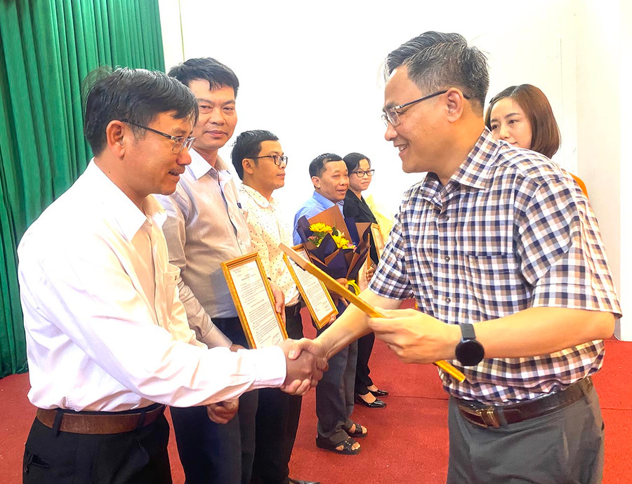 Bí thư Thị ủy An Khê Nguyễn Xuân Phước trao quyết định điều động, luân chuyển cán bộ. Ảnh: N.M Bí thư Thị ủy An Khê Nguyễn Xuân Phước trao quyết định điều động, luân chuyển cán bộ. Ảnh: N.M