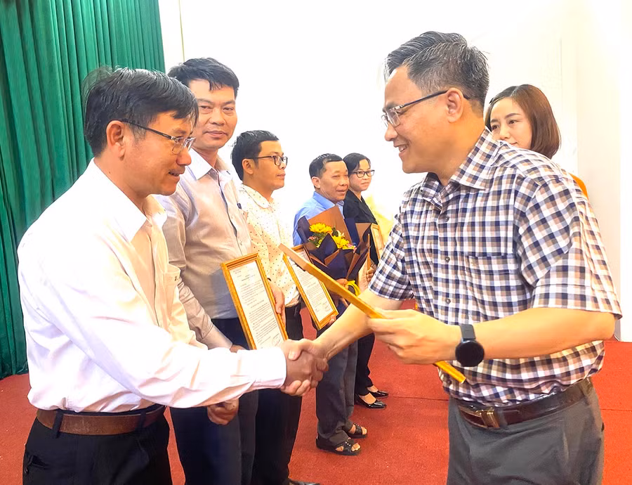 Bí thư Thị ủy An Khê Nguyễn Xuân Phước trao quyết định điều động, luân chuyển cán bộ. Ảnh: N.M