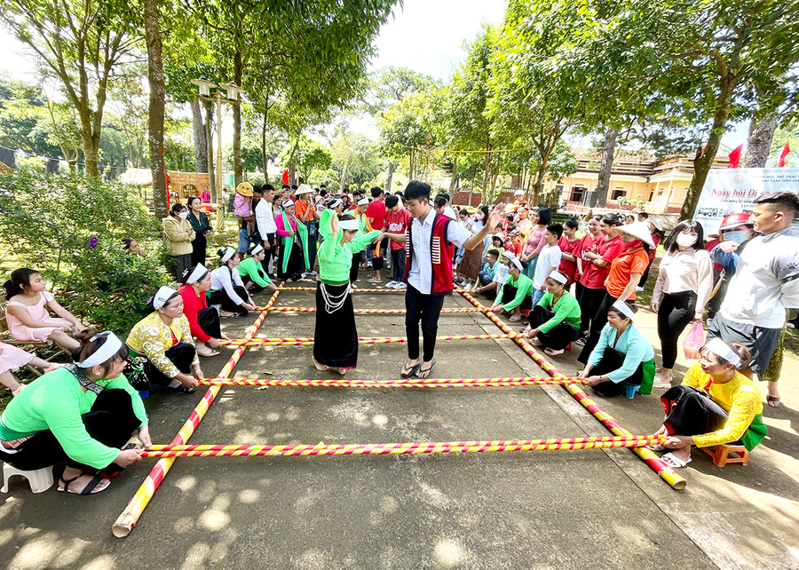 Tại ngày hội, trò chơi dân gian nhảy sạp thu hút sự quan tâm của đông đảo người dân, du khách. Ảnh: P.D Tại ngày hội, trò chơi dân gian nhảy sạp thu hút sự quan tâm của đông đảo người dân, du khách. Ảnh: P.D