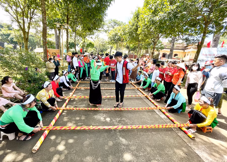 Tại ngày hội, trò chơi dân gian nhảy sạp thu hút sự quan tâm của đông đảo người dân, du khách. Ảnh: P.D