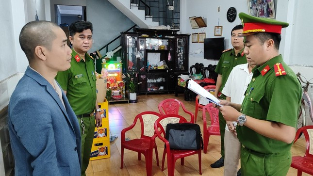 Tống đạt quyết định khởi tố Hoàng Ngọc Tiến.