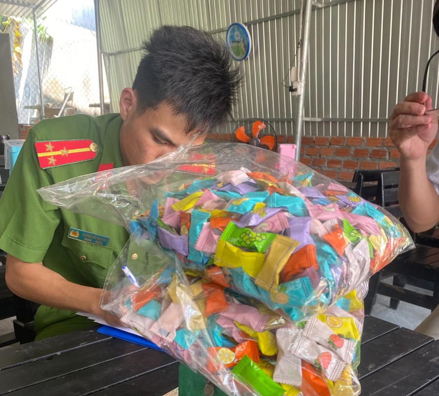 Số kẹo còn lại được thu giữ, lập biên bản. Số kẹo còn lại được thu giữ, lập biên bản.