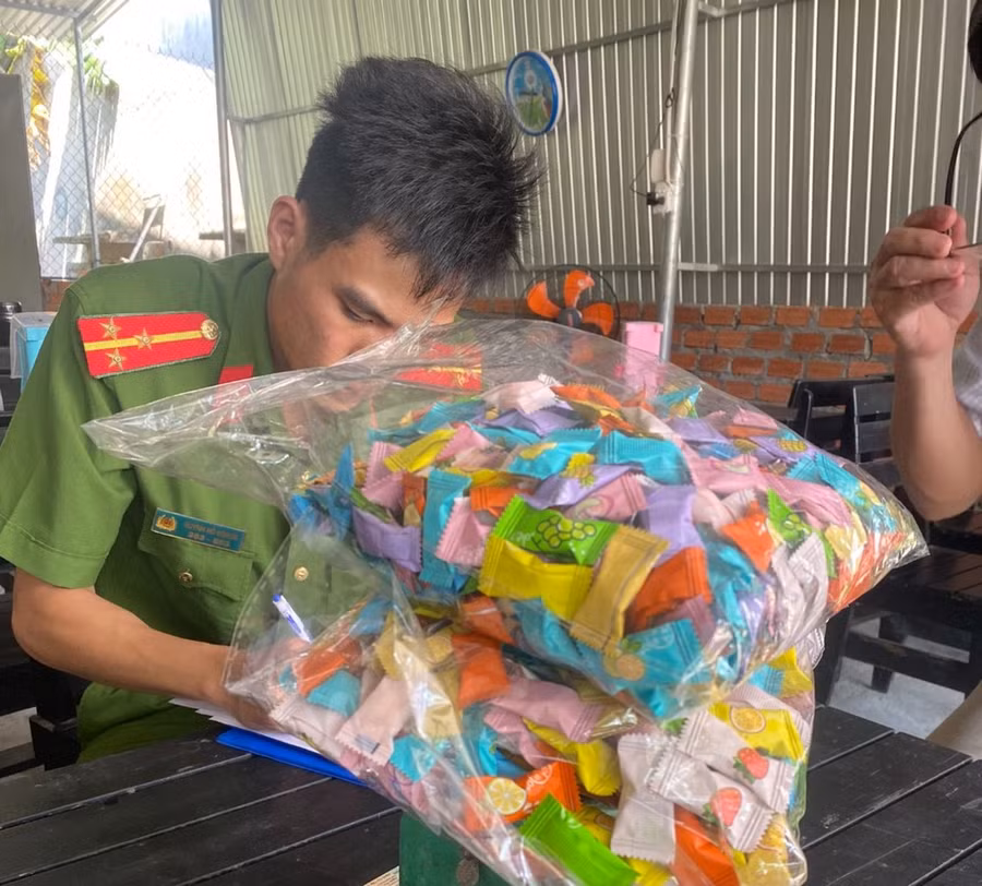 Số kẹo còn lại được thu giữ, lập biên bản.