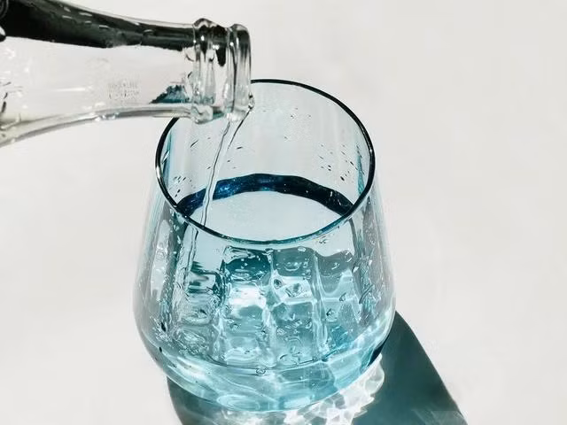 Uống nhiều nước là một trong những cách dễ nhất giúp ngăn nhiễm trùng đường tiết niệu. Ảnh: PEXELS