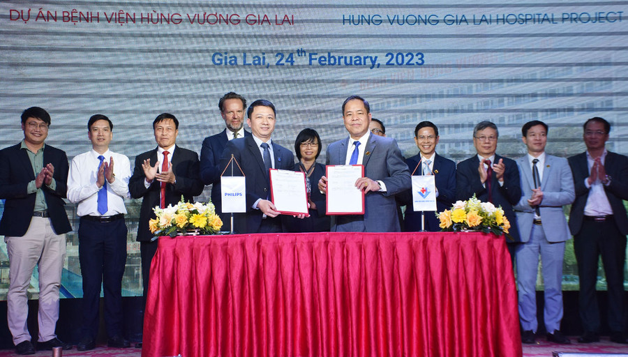 Quang cảnh lễ ký kết giữa Bệnh viện Hùng Vương Gia Lai và Tập đoàn Philips. Ảnh: Hà Phương