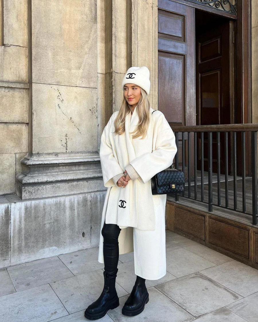 Không thể bàn cãi về vẻ ngoài sang trọng và đẳng cấp của áo khoác màu trắng. Tuy nhiên nhiều quý cô e ngại sự đơn điệu và nhạt nhòa khi mặc chiếc áo này. Hãy để blogger Freya Killin gợi ý cho nàng những kết hợp thú vị - biến chiếc áo tinh khôi trở nên xuất sắc và đáng giá nhường nào