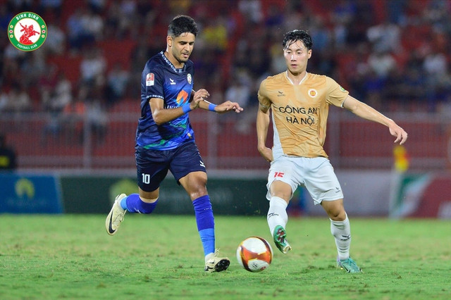 CLB Bình Định (áo xanh) hoàn toàn lấn lướt Công an Hà Nội CLB Bình Định (áo xanh) hoàn toàn lấn lướt Công an Hà Nội