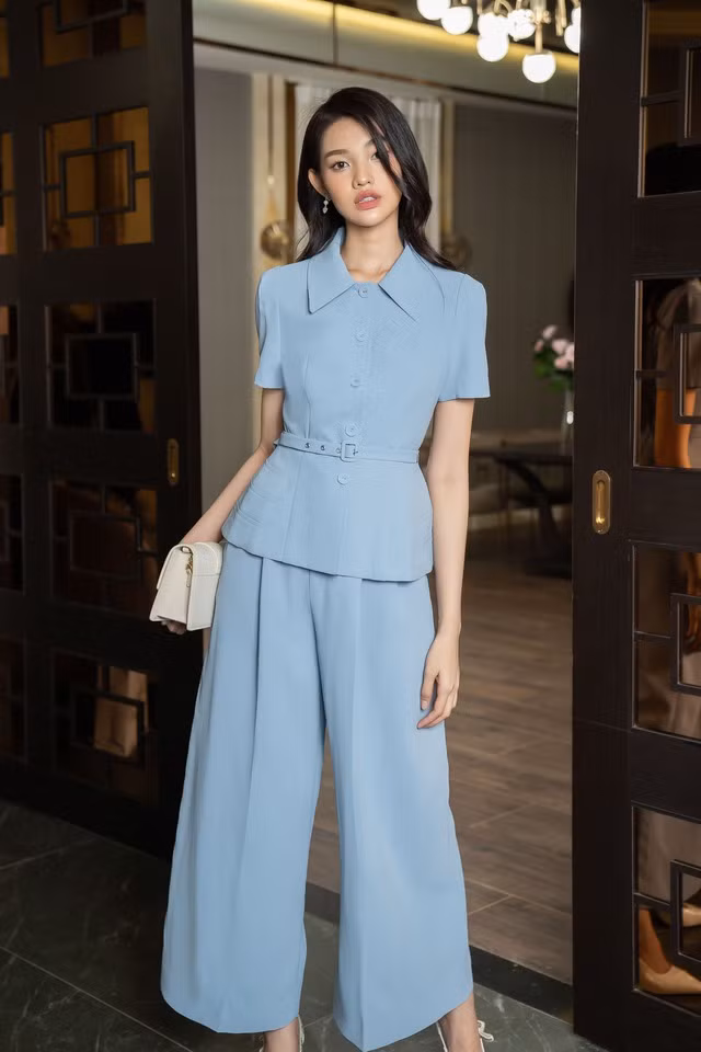 Tạo hình ảnh vừa quyền lực, mạnh mẽ vừa năng động trẻ trung cùng set trang phục áo vest thắt dây lưng, quần ống rộng và giày cao gót. Kiểu mặc này phù hợp với cả môi trường làm việc, vừa có thể mặc đến các buổi gặp mặt, tiệc nhẹ cùng bạn bè.