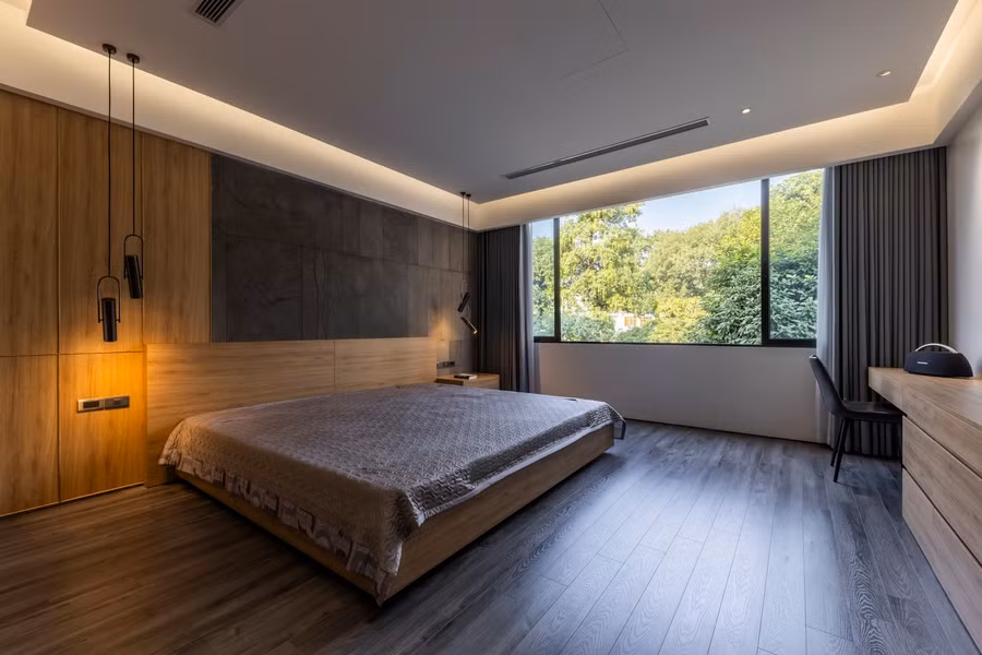 Việc lắp đặt cửa kính mở rộng ở cả hai đầu nhà đã giúp tăng cường không gian xanh và ánh sáng mặt trời xung quanh cho ngôi nhà. Cách tiếp cận này cũng tối đa hóa ánh sáng tự nhiên và hỗ trợ tiết kiệm năng lượng. Việc lắp đặt cửa kính mở rộng ở cả hai đầu nhà đã giúp tăng cường không gian xanh và ánh sáng mặt trời xung quanh cho ngôi nhà. Cách tiếp cận này cũng tối đa hóa ánh sáng tự nhiên và hỗ trợ tiết kiệm năng lượng.