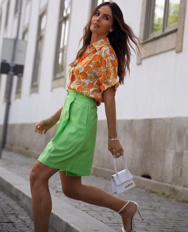 Mang đậm màu sắc mùa hè sôi động, tươi tắn với áo sơ mi hoạ tiết được sơ vin gọn gàng cùng quần shorts lửng màu xanh lá và sandal cao gót quai mảnh basic. Mang đậm màu sắc mùa hè sôi động, tươi tắn với áo sơ mi hoạ tiết được sơ vin gọn gàng cùng quần shorts lửng màu xanh lá và sandal cao gót quai mảnh basic.