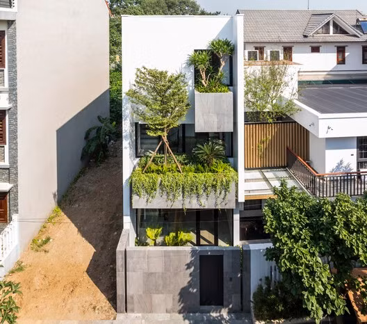 Các kiến trúc sư đã sử dụng đá bazan và bê tông đánh bóng cho ngôi nhà để vừa có tính thẩm mỹ, vừa đạt được yêu cầu về độ bền lâu dài. Đồng thời, bức tường bazan ở lối vào còn đóng vai trò như một tấm chắn chống lại ánh sáng mặt trời và tiếng ồn bên ngoài. Các kiến trúc sư đã sử dụng đá bazan và bê tông đánh bóng cho ngôi nhà để vừa có tính thẩm mỹ, vừa đạt được yêu cầu về độ bền lâu dài. Đồng thời, bức tường bazan ở lối vào còn đóng vai trò như một tấm chắn chống lại ánh sáng mặt trời và tiếng ồn bên ngoài.