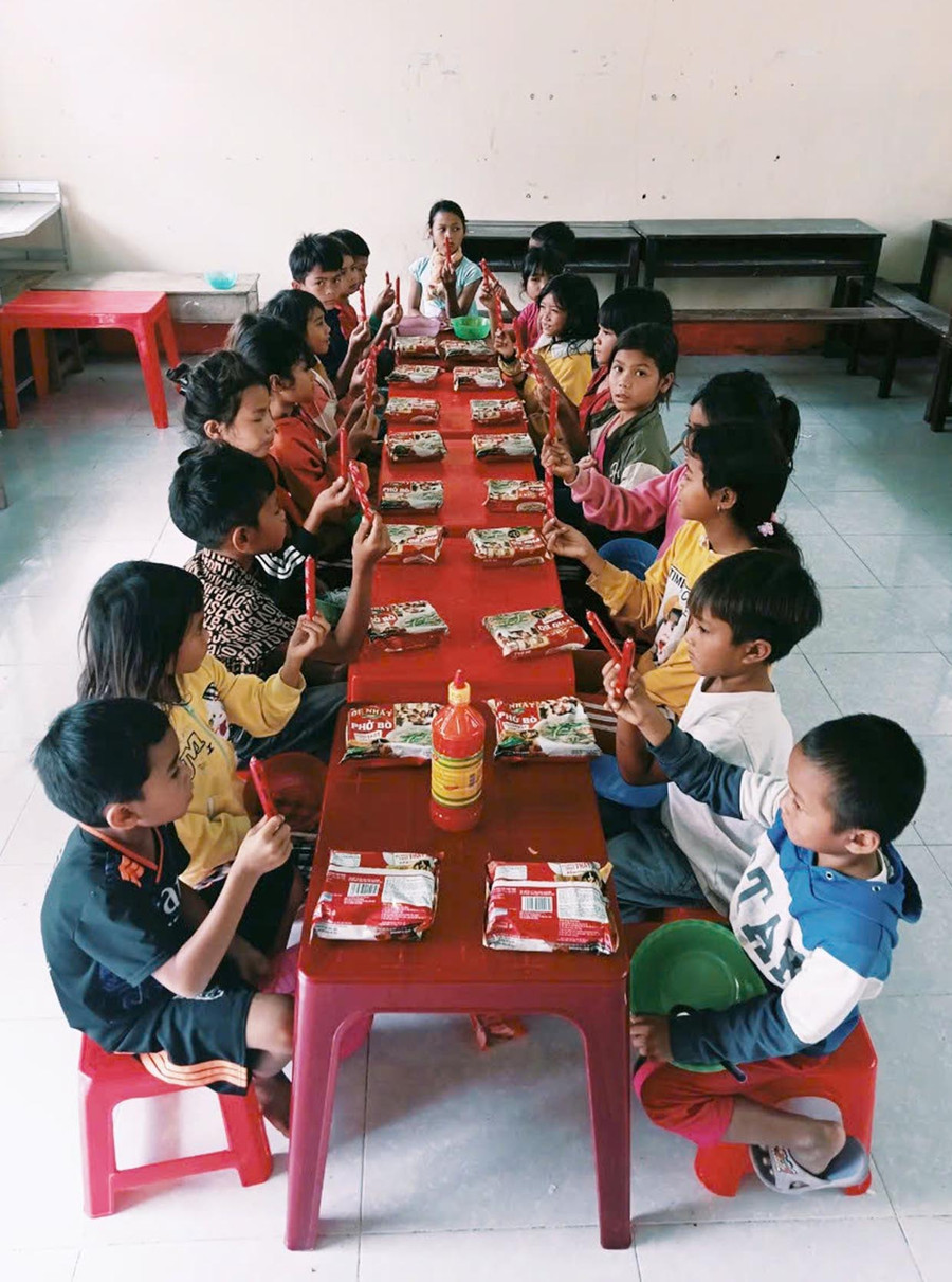 Các em học sinh của thầy Hào. Ảnh: Mộc Trà