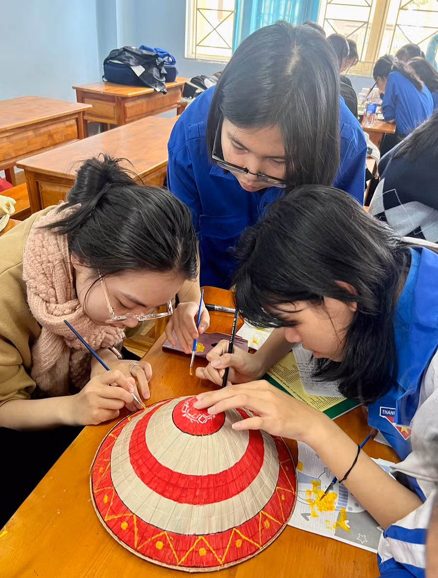 Các em học sinh lớp 11 Trường THPT chuyên Hùng Vương trong giờ Giáo dục địa phương với chủ đề “Mỹ thuật dân gian của dân tộc Bahnar, Jrai”. Ảnh: H.H.P