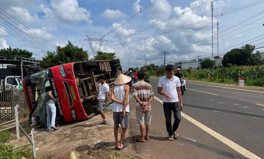 Hiện trường vụ va chạm giữa xe khách và xe máy xảy ra tại huyện Chư Pưh. Ảnh: Lê Anh