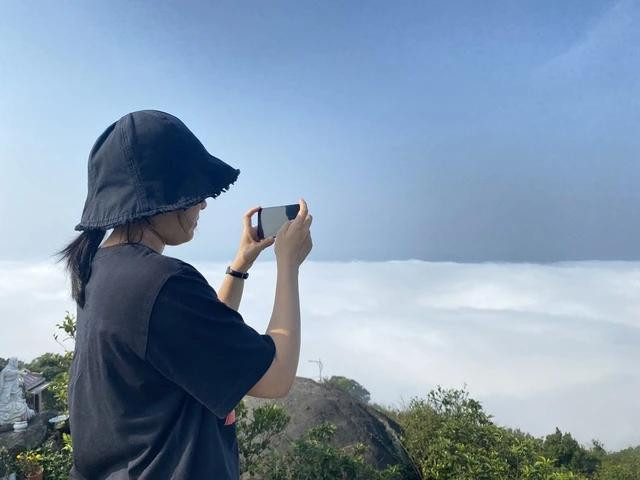 Du khách đội nắng, chen chân chụp ảnh, thưởng ngoạn phong cảnh tại đỉnh Bàn Cờ. Ảnh: THY PHƯỚC