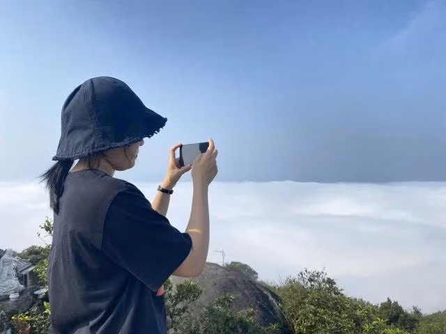 Du khách đội nắng, chen chân chụp ảnh, thưởng ngoạn phong cảnh tại đỉnh Bàn Cờ. Ảnh: THY PHƯỚC