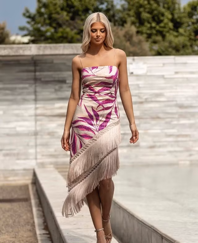 Thời trang tua rua hiện đại đã được các nhà mốt thổi vào một luồng sinh khí mới giúp chúng trở nên mềm mại và quyến rũ hơn nhưng vẫn giữ nguyên nét hoang dã đặc trưng. Bạn có thể ứng dụng tua rua trên những chiếc váy quây bất đối xứng điểm họa tiết hoa văn nổi bật